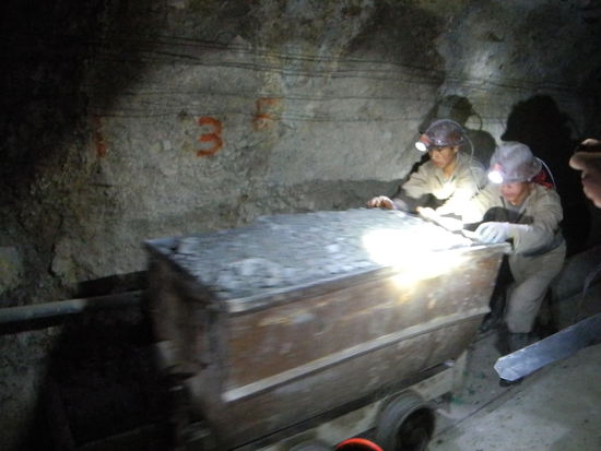 Die Lore wird noch per Hand geschoben.