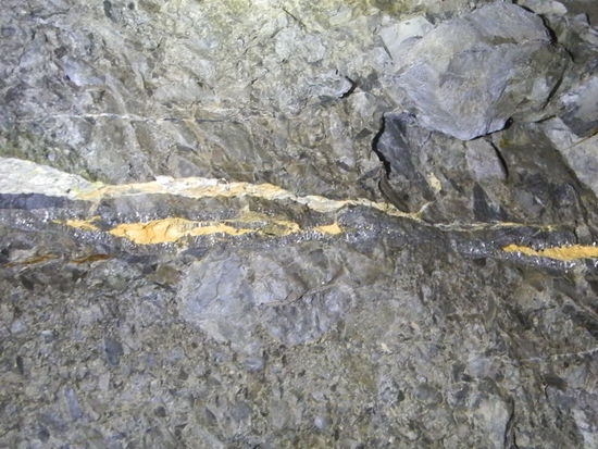 Hier sieht man deutlich die Linie der Mineralien und Edelmetalle, 
die den Berg durchziehen.