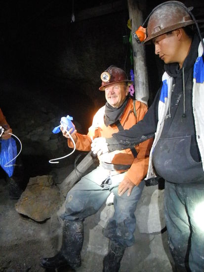 Zum Schluss zeigt uns der Guide, wie man fachmännisch mit Dynamit umgeht.
Wir zucken zusammen, denn die Sprengungen sind unglaublich laut.