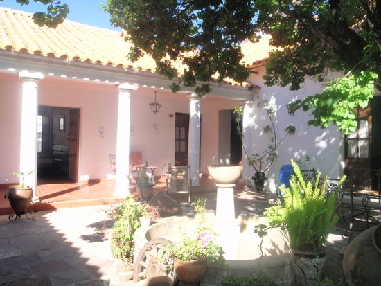 Im schönen, sonnigen Garten unseres Hotels fühlen wir uns wohl.