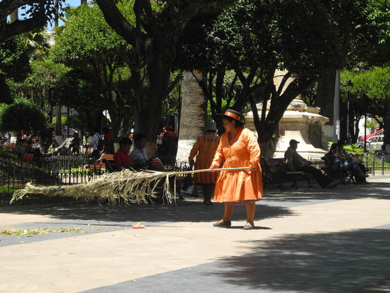Die Stadt ist sehr sauber, hier wird gekehrt, ohne Rücksicht auf Passanten.