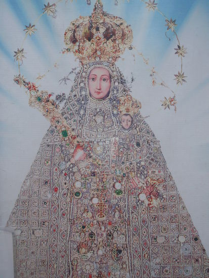 In der Kapelle befindet sich die wertvollste Marienstatue Boliviens. Ihr Umhang ist mit Diamanten und Perlen besetzt.