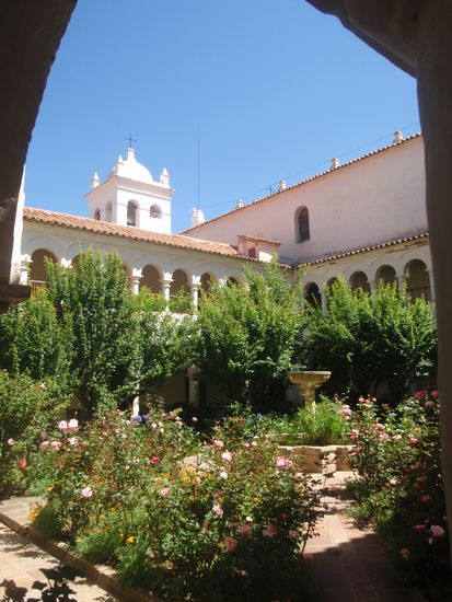 Wir genießen eine Führung zu zweit durch das Kloster. Hier leben noch 12 Mönche welche das Kloster im Stand halten und Kinder in der Schule nebenan unterrichten.