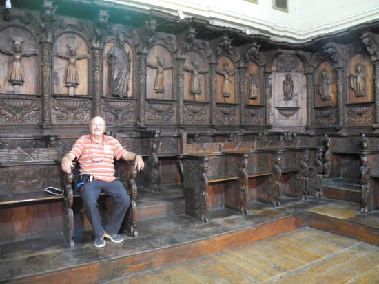 Gerhard sitzt auf einem 1000 jährigen Chorgestühl aus Zedernholz.