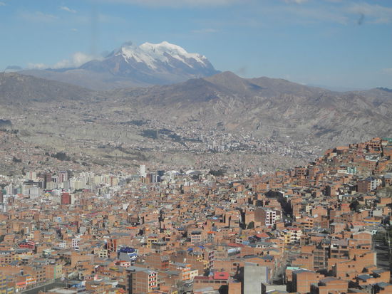 La Paz liegt in einem Talkessel auf 3600 m Höhe, im Hintergrund wacht der Berg ILLIMANI.