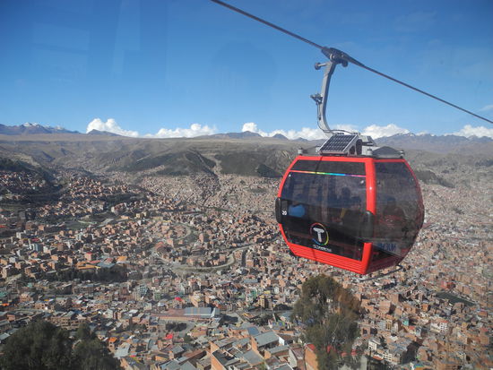 Den besten Überblick über die Stadt mit 800 000 Einwohnern bekommen wir mit der Seilbahn.