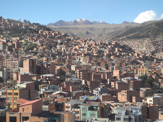Die Stadt wächst in den Himmel, an den steilsten Hängen werden neue Häuser gebaut.