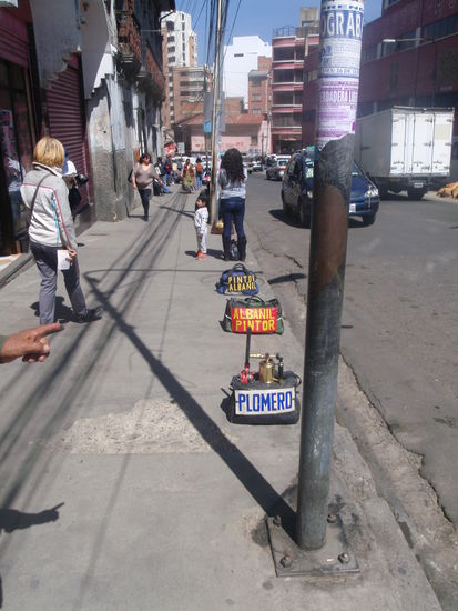 An bestimmten Straßen warten am Morgen Handwerker auf einen Auftrag.