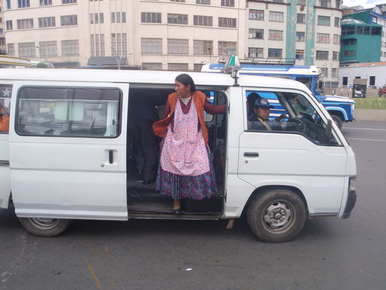Mit dem Minibus fahren wir zum Valle de la Luna. Das funktioniert ganz einfach, die Busbegleiter geben lautstark ihre Ziele bekannt.