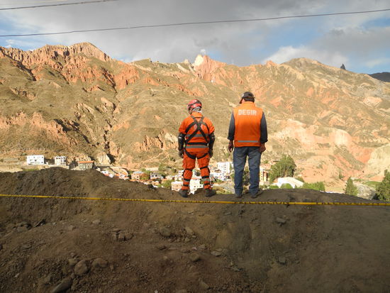 Auf der Fahrt zum Mondtal hatten wir einen riesigen Stau, da ein Kleinbus circa 200 m abgestürzt war. Das ist kein Wunder bei der Fahrweise, der stärkere hat immer recht.