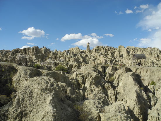Die Felsformationen wurden durch Erosion gebildet.