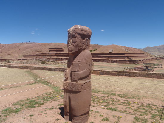 Bis zu 7,5 m hohe Bildsäulen Götter mit menschlichen Gesichtern.