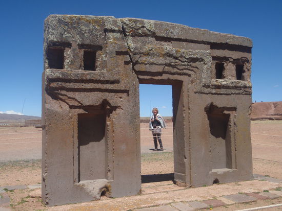 Tiwanaku ist bekannt durch seine aussergewöhnlichen Steinmetzarbeiten, wofür bis zu 130 Tonnen schwere Blöcke herangeschafft wurden.