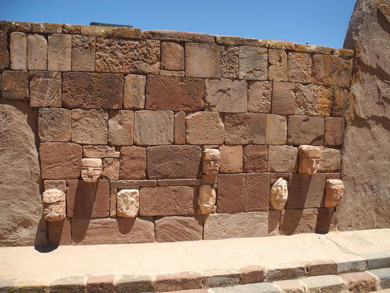 In die Wände dieses Tempels sind 175 aus Kalk-und Tuffstein gearbeitete Köpfe eingelassen.