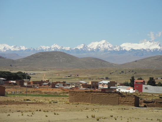 Entlang der schneebedeckten Andenkette geht 
es wieder zurück nach La Paz.