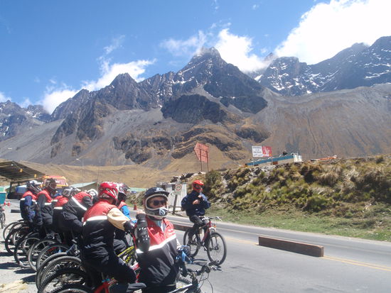 Einweisung für alle Teilnehmer, auf der Straße muss hintereinander gefahren werden.