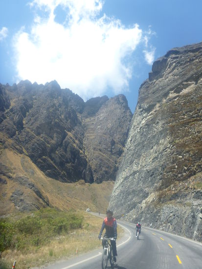 Wir fahren ca. 20 km auf der geteerten Hauptstraße.