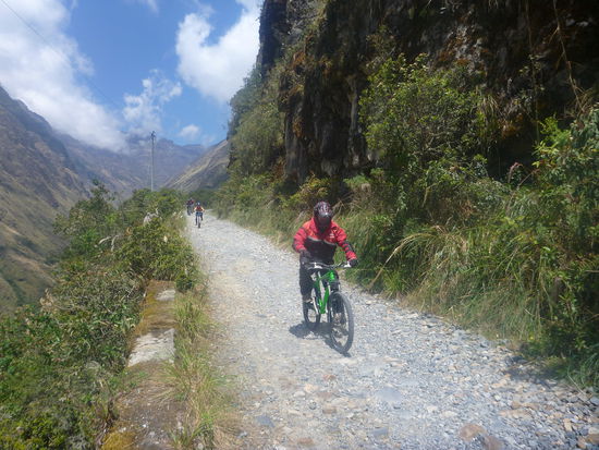 Die schmalen Wege sind hinterhältig, hier müssen wir absolut konzentriet fahren.