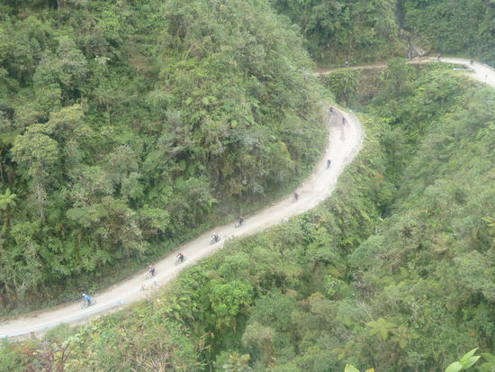 Auf einer schmalen und kurvigen Schotterpiste geht es jetzt immer bergab.