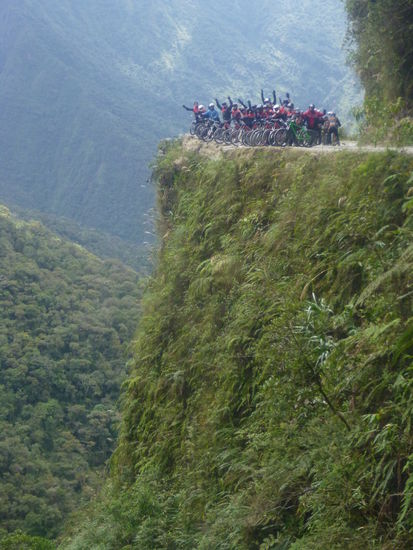 Die Hänge gehen teilweise senkrecht in die Schluchten.