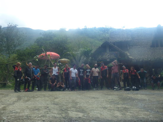 Alle freuen sich, dass nichts passiert ist.  Jetzt gibt es noch ein Mittagessen, das haben wir uns verdient.