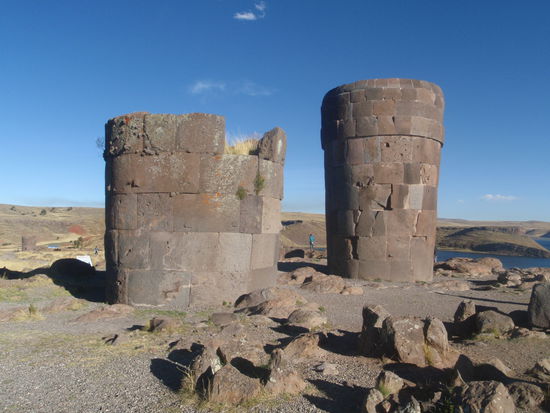Die turmartigen Gräber sind Überreste der Aymara oder Colla Kultur
aus dem 1200 - 1400 Jahrhundert, sie lebten vor den Inkas hier.