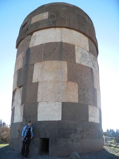 Die höchste Chullpa (Grabturm) ist ca. 12 m hoch.