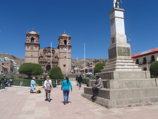 Wir verabschieden uns von der geschäftstüchtigen
Stadt Puno und reisen weiter nach Cusco.