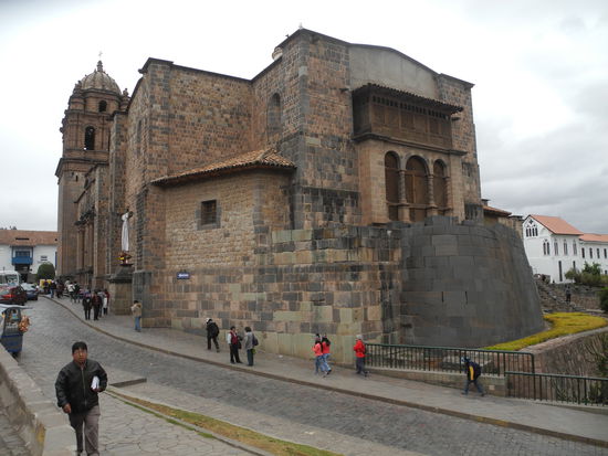 Die Kirche Santo Domingo. Der runde Anbau zeigt das 
größte Heiligtum der Inca - den Sonnentempel.