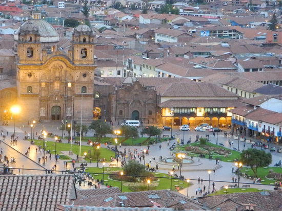 Rings um Cusco steigen die Hänge steil an und wir haben 
einen wunderschönen Blick auf den Plaza de Armas.