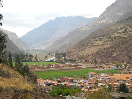 Blick ins Tal des Rio Urubamba und auf Pisaq.