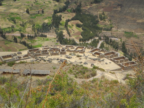 Die Inca Festung war neben Cusco eine der wichtigsten Inca Städte und hatte Häuser, Tempel, Paläste und Friedhöfe ähnlich wie Machu Piccu.