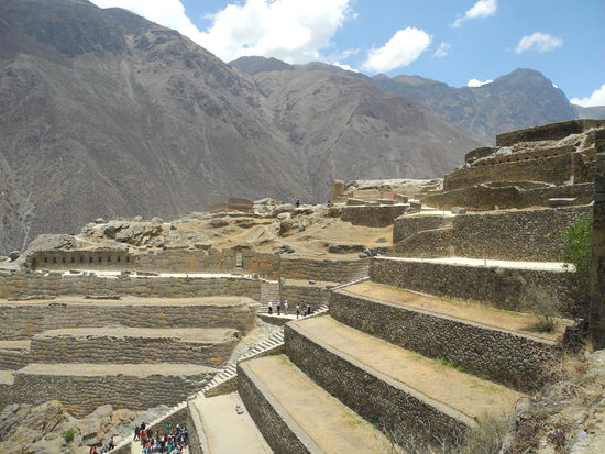 Steile Treppen führen wie immer zu den Heiligtümern der Incas!