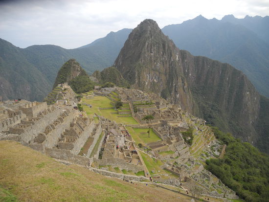 Endlich, der Blick auf die Anlage entschädigt uns wieder. Im Hintergrund die Bergspitze des Huayna Picchu.