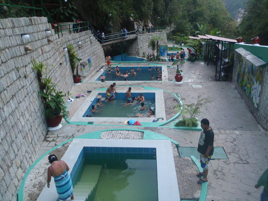 Wir entspannen unsere beanspruchten Muskeln
in den Thermen von Aquas Calientes.