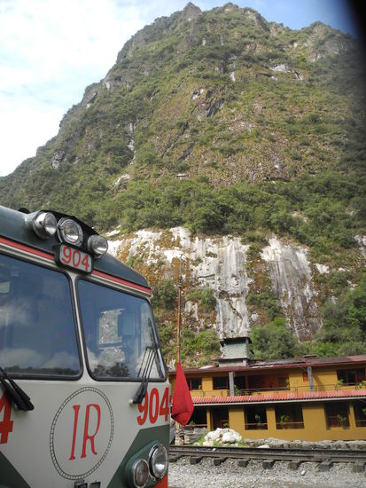 Wir fahren mit Inca Rail um 8:30 Uhr zwei Stunden nach Ollantaytambo.