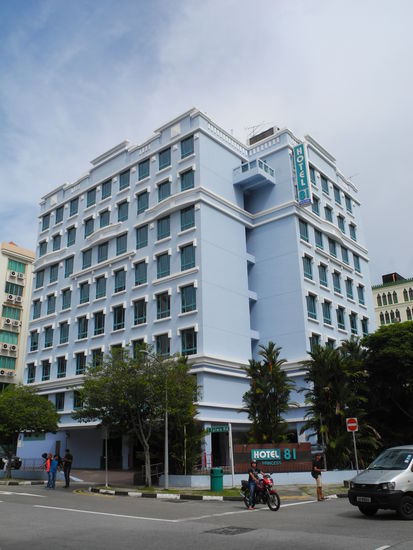 Mit rollenden Koffern erreichen wir unser Hotel Princess 81.