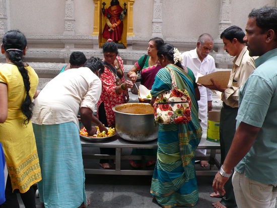 Speisung der Gläubigen in der Suppenküche gegen einen Obulus.