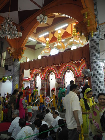 Im Shree Lakshminatayan Tempel treffen sich die Gläubigen.