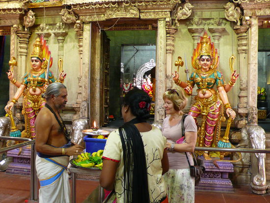 Die Priester haben einen hohen Stellenwert in der Gesellschaft.