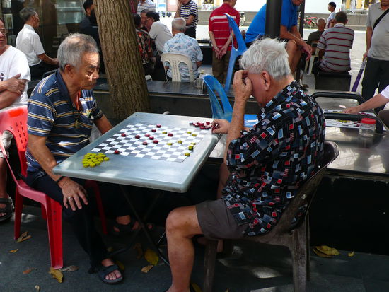 Ganz in der Nähe des Tempels treffen sich die Senioren zum spielen.