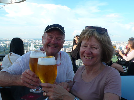 Wir genießen bei einem Bier die herrliche Aussicht auf Singapur.