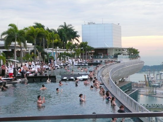Zu einem Boot gehört auch ein Schwimmbad, allerdings haben hier nur Hotelgäste Zutritt.
