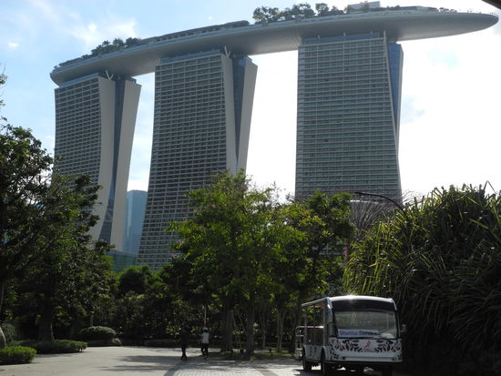 Jetzt fahren wir mit dem Aufzug des Marina Bay Hotels in den 56. Stock.