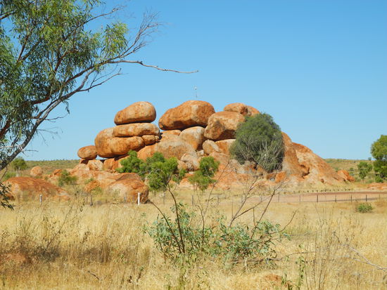 Die Teufelsmurmeln (Devil Marbels) riesige Granitkugeln, welche aus der Ebene ragen.