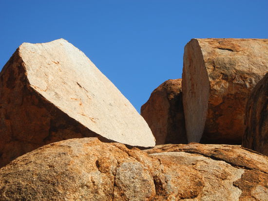 Ganz glatt auseinander gesprengt.