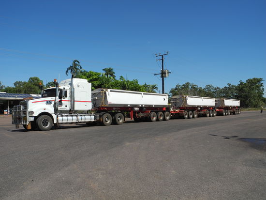 Ein entgegenkommender Road Train - da nimmt man das Lenkrad fester in die Hand.