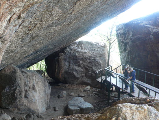 Unter diesen überhängenden Felsen wohnten die Ureinwohner.