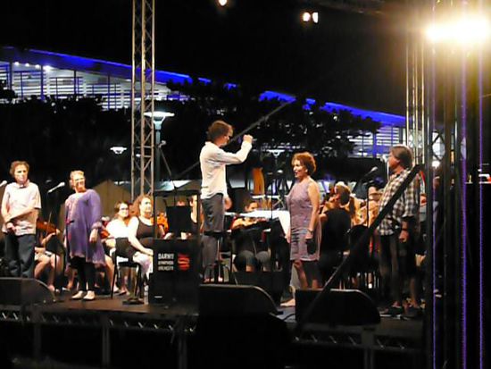 Man erzählt uns, dass die Sänger aus Melbourne kommen und heute Abend Generalprobe ist. Morgen gibt es ein Konzert unter freiem Himmel, leider sind wir nicht mehr da.