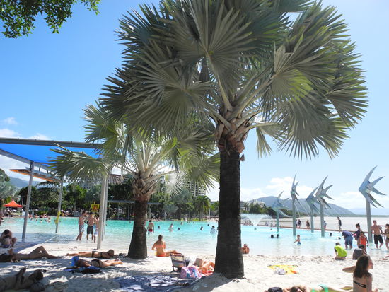 Am tollen Stadtstrand der Esplanade treffen sich die jungen Leute zum Baden.
